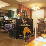 ３丁目のカレー屋さん  - 店内のテーブル席の風景です