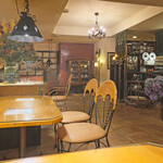 ３丁目のカレー屋さん  - 店内のテーブル席の風景です