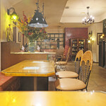 ３丁目のカレー屋さん  - 店内のテーブル席の風景です