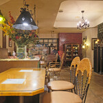 ３丁目のカレー屋さん  - 店内のテーブル席の風景です