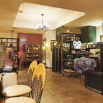 ３丁目のカレー屋さん  - 店内のテーブル席の風景です