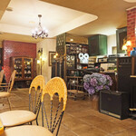 ３丁目のカレー屋さん  - 店内のテーブル席の風景です