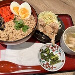 Ginza Souzaiten - 鶏そぼろ丼と塩唐揚げのセット全容