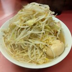 ラーメン二郎 - 小ラーメン(ふつう 豚2枚) 900円　味つけタマゴ 100円