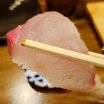 魚屋に毛の生えたようなお店 京都つりや - 分厚い刺し身