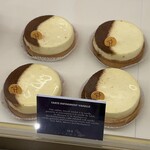 PIERRE HERMÉ PARIS - TARTE INFINIMENT VANILLE €10　 3.8(コスパ含めると3.6)　バニラの香り高く濃厚かつ滑らかで美味しいが、ケーキとしてのプライスは高め