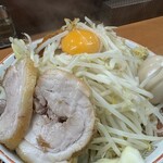 豚山 - 小ラーメン (麺250g、豚2枚) 900円、汁なしに変更 100円、味玉 100円 ※ 野菜マシマシ、生姜、アレ(この日は「辛魚粉」)
            2024年2月4日