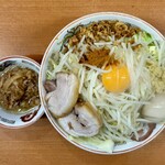 豚山 - 小ラーメン (麺250g、豚2枚) 900円、汁なしに変更 100円、味玉 100円、肉あぶら 100円 ※ 野菜マシマシ、生姜、アレ(この日は「辛魚粉」)
      2024年2月4日