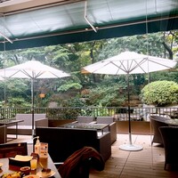 オールデイダイニング リモネ(リーガロイヤルホテル大阪) - 広い窓から見えるお庭が開放的な雰囲気に♫