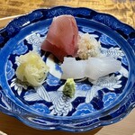 温石 - お造り　本めじ鮪・あおり烏賊。玉葱のみじん切り、馬鈴薯の酢漬け。今朝〆の本めじ鮪。あおり烏賊は塩でいただきます。