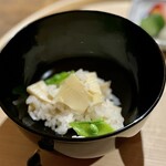 温石 - 春の恵みをしっかり感じられる、上品なお味の筍ごはんです。