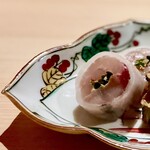 温石 - 焼津で獲れた鯵、桂むきされた大根との食感のハーモニーが絶妙です。