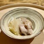 温石 - プリプリの蛤の身とお出汁を含んだ白菜に、もっちりとした滋味を感じる蓮根団子。
