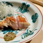 温石 - 鱗焼きされた皮目はパリッと、身はふっくらレアでジューシー！唯一無二、こちらのスペシャリテです。