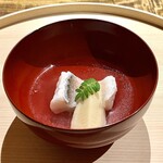 温石 - 白甘鯛と筍のお椀。表面は滑らかで身はふっくらの白甘鯛。食感の良い筍に上品なお出汁。木の芽の香りが豊かです。