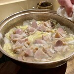 温石 - 蛤と蓮根団子と白菜の鍋仕立て。大きな蛤の身を殻から外すパフォーマンスも圧巻でした。