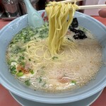 山岡家 - 朝ラーメン（味玉トッピング）麺アップ