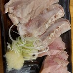 大衆酒場 竹うち - 肉刺し二種盛り(タンとガツ)350円
