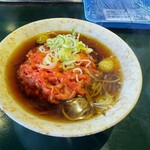 立喰いそば うどん さかうえ - 紅生姜天そば(黒麺)¥490