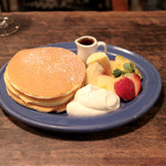 juen - パンケーキ 季節のフルーツと生クリーム　(850円) '13 11月下旬