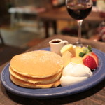 juen - パンケーキ 季節のフルーツと生クリーム　(850円) '13 11月下旬