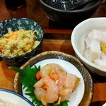Yaki Miso Ramen Yadoya - オカラ炊き、甘エビとカニの塩辛、タコ頭ぶつ刺し