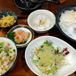 灼味噌らーめん 八堂八 - 真鱈とタチの三平汁、カニ出汁ご飯、お漬物、オカラ炊き、タコ頭ぶつ刺し、甘エビとカニの塩辛、カニ味噌サラダの7品になります
