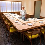 鮨 めい乃 - すがすがしいカウンター。