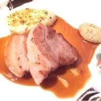 横濱元町 霧笛楼 - 2013.12.  地元 やまゆりポークばら肉のソテー エシャロット風味のソース じゃが芋のグラタン ベーコン風味 粒マスタードのポマード