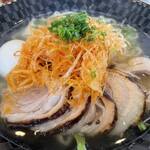 厚木本丸亭 - 塩釜焼きチャーシュー塩ラーメン1230円＋辛味ネギ350円＋SNSフォローでもらえる塩味玉