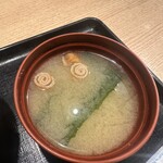 Nagomi - みそ汁はわかめと油揚げの即席具ですが、熱々で美味しかったです。