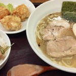 一村 - 料理写真:らーめん定食とチャーシュー丼。丼ぶりにしたら漬物無くなるのね・・・