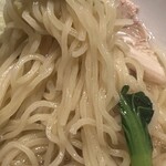 233801996 - 麺は中細ちぢれで、ツルっとした食感です