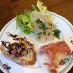 Lode - 前菜３点盛
                                上から時計回り
                                真鯛のカルパッチョ、
                                生ハムポテトサラダ、
                                トレビス(赤キャベツ)とクリームチーズのブルスケッタ
                                
                                Ｂセット　７７０円
                                前菜３点盛り、ドリンク、デザート付き