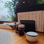 やぶ善 - 窓の外は歴史ある"不動通り商店街"。