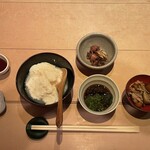 Shuan Tanaka - お通し(自家製豆腐、ホタルイカ煮物、メカブとギバサともずくの酢の物、ナメコとならたけとえのきのなめたけ)