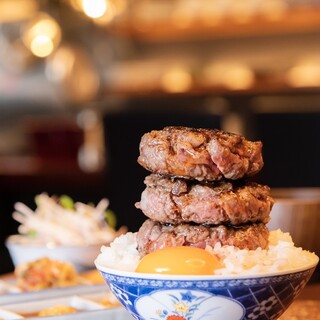 ランチ限定の国産牛100％にこだわった粗挽き赤身ハンバーグ。