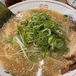 Ramen Tengu - ねぎをたっぷりかけて細麺をほおばるように食べる！