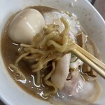 ぶたのほし - スープが絡む太めの縮れ麺