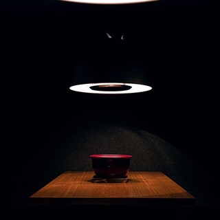圧倒的な隠れ家感が味わえる大人だけの空間。