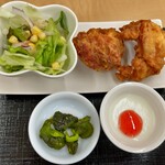 中国料理　大笑 - Ａランチの唐揚げ・サラダ・漬物・杏仁豆腐