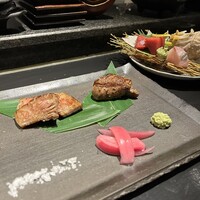 ダイナミックキッチン＆バー 燦 大阪店 - 牛の食べ比べ(みたいなのだったと思う)