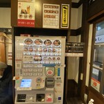 大門 - 券売機写真
            
            初めてお寄りしたし…あのまま直会にいたら
            
            お寿司が食べれた事も思い出して…
            
            1番お安い塩そば発注！（セコイ）