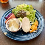 バルバルキッチンアメリ - いつも美味しいランチサラダ
      一切れだけだかコールドチキンが抜群に美味しかった。