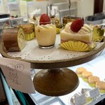 WEST BAY CAFE - 夕方5時過ぎの入店でショーケースの中はほぼ空っぽ。残りのケーキはこんな感じ