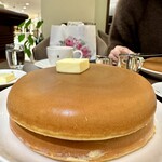 WEST BAY CAFE - 想像以上にボリューミーなホットケーキ2枚重ね