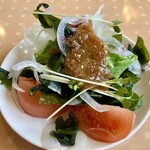 レストラン ほっとポット - サラダは3分の1でこの量（トマトは総取り）