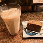 タイニーカフェ - アイスチャイ、バナナケーキ