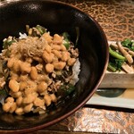 タイニーカフェ - 納豆丼、冷奴