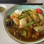 ファミリーレストラン ライラック - 左 ご飯 右 麺  スープ付き